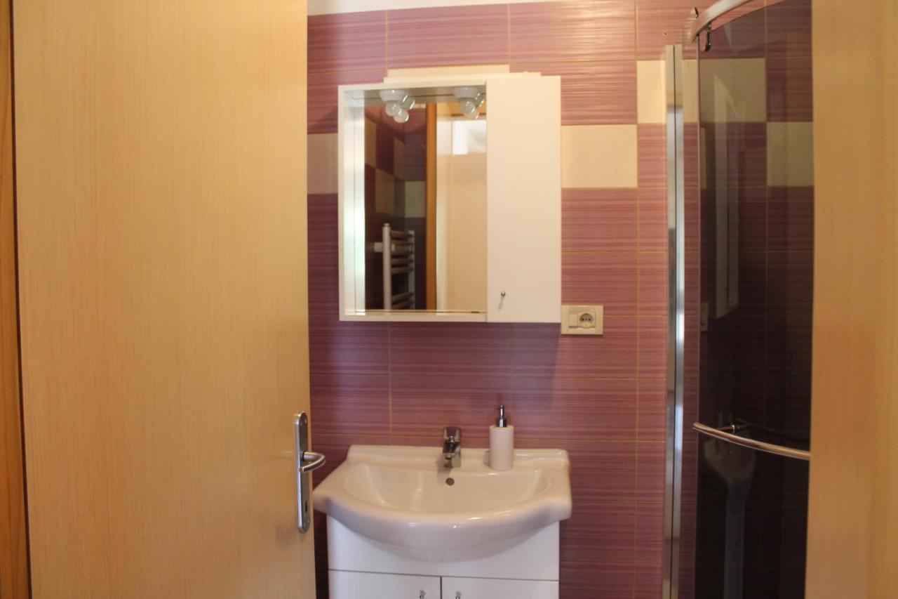 Apartmani Klaudija Valun Exterior photo
