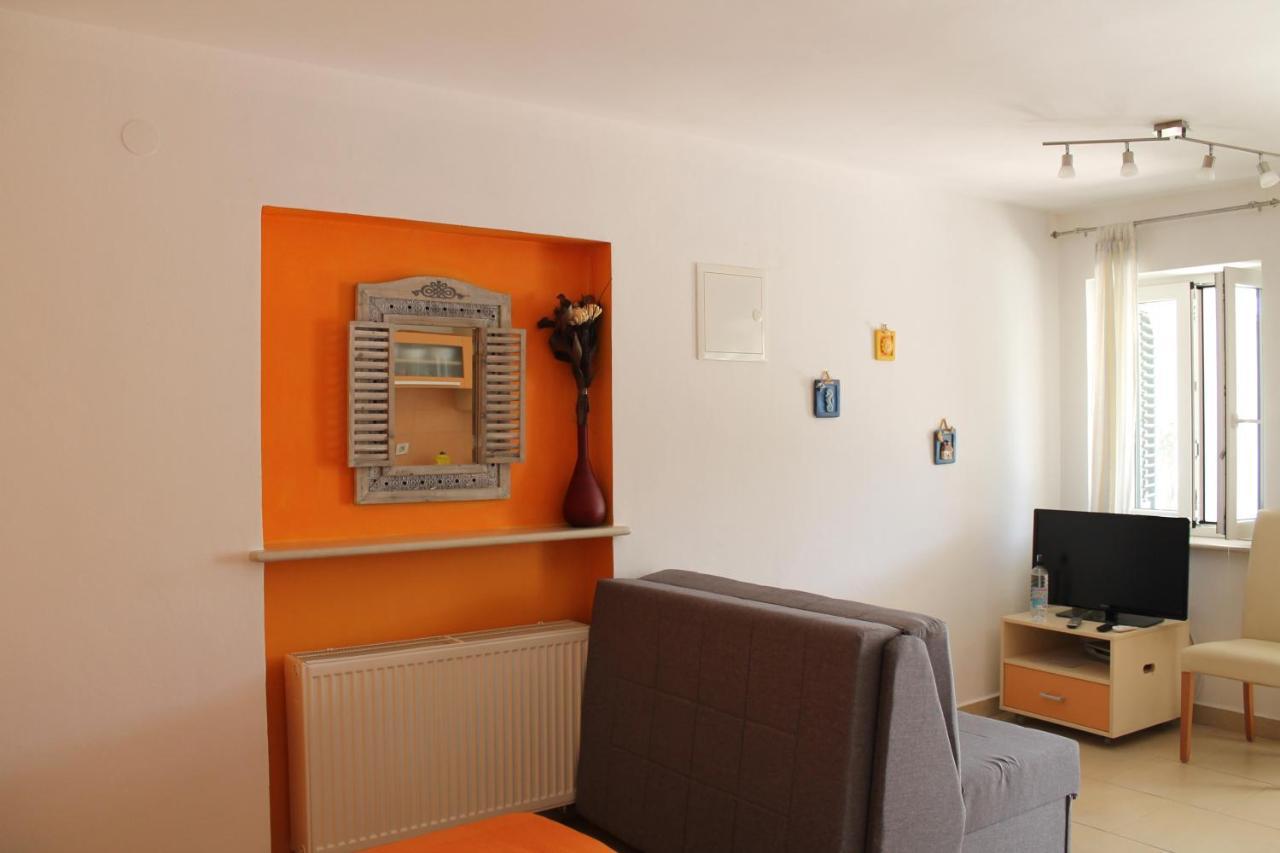 Apartmani Klaudija Valun Exterior photo