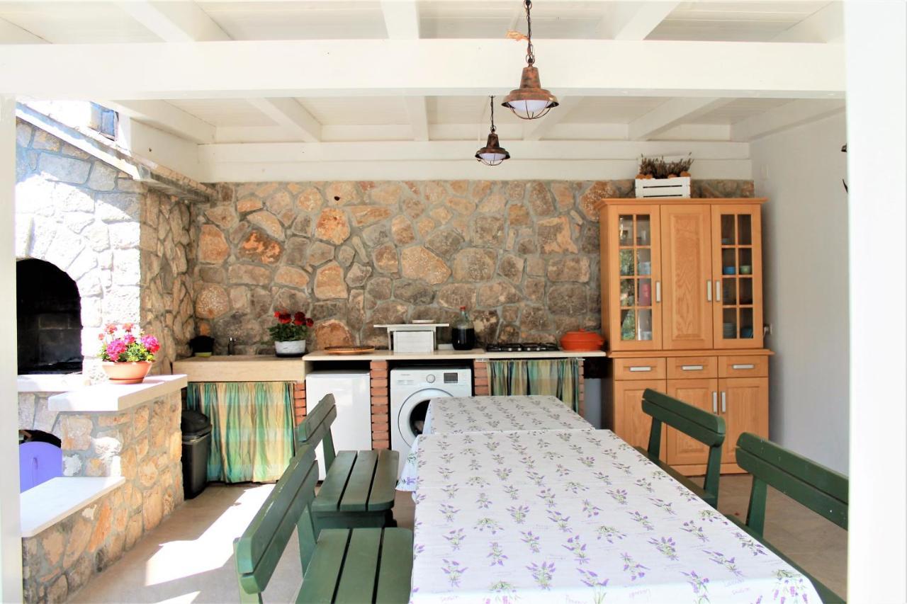Apartmani Klaudija Valun Exterior photo
