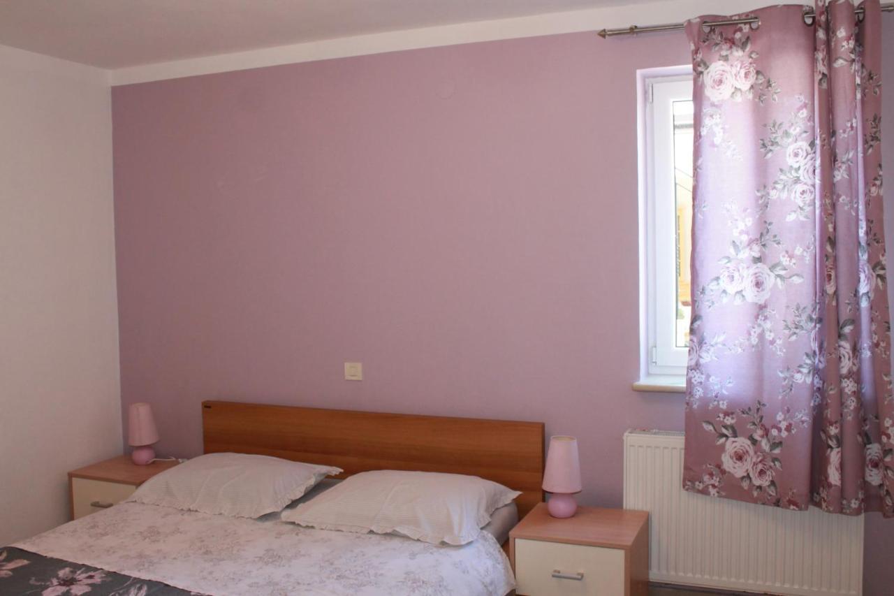 Apartmani Klaudija Valun Exterior photo