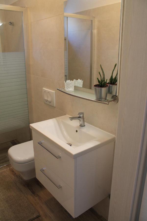Apartmani Klaudija Valun Exterior photo